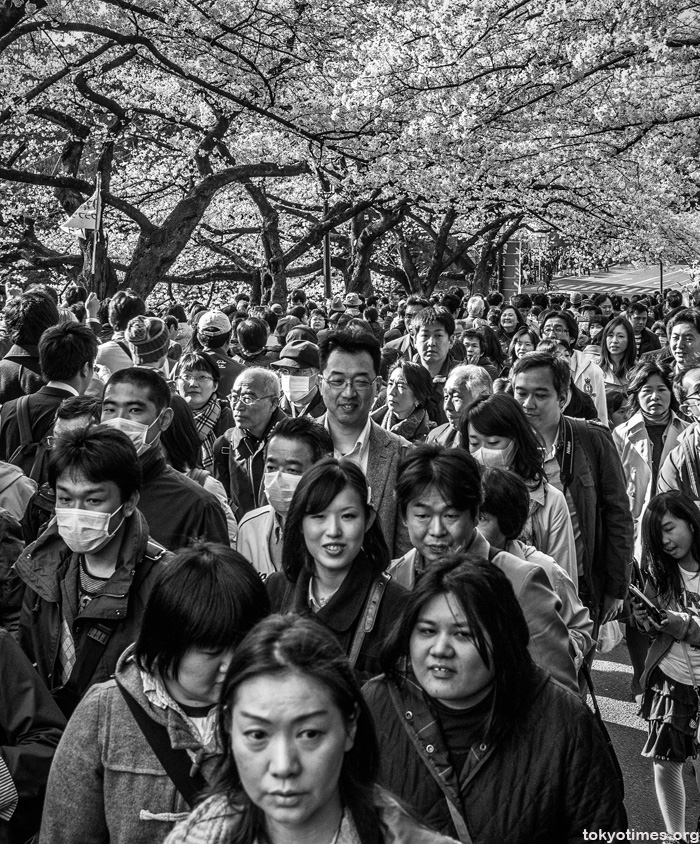 crowded hanami