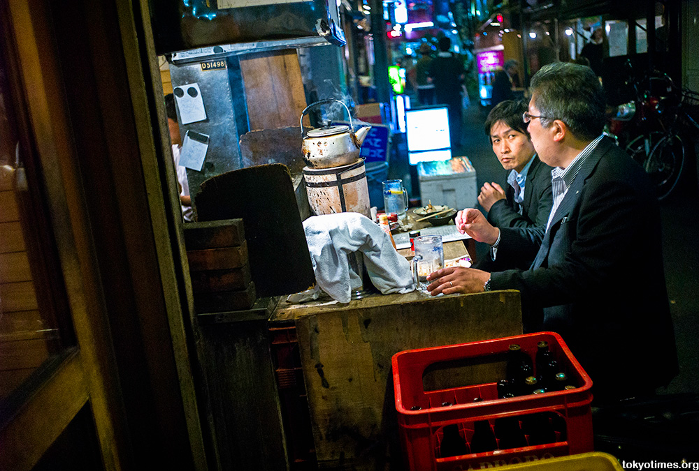 Tokyo drinkers disagreeing