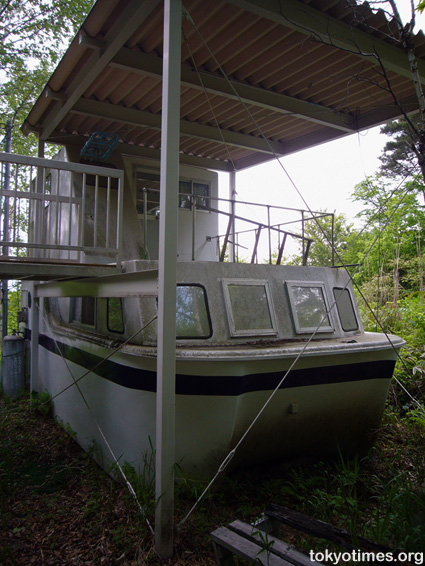 Japanese houseboat
