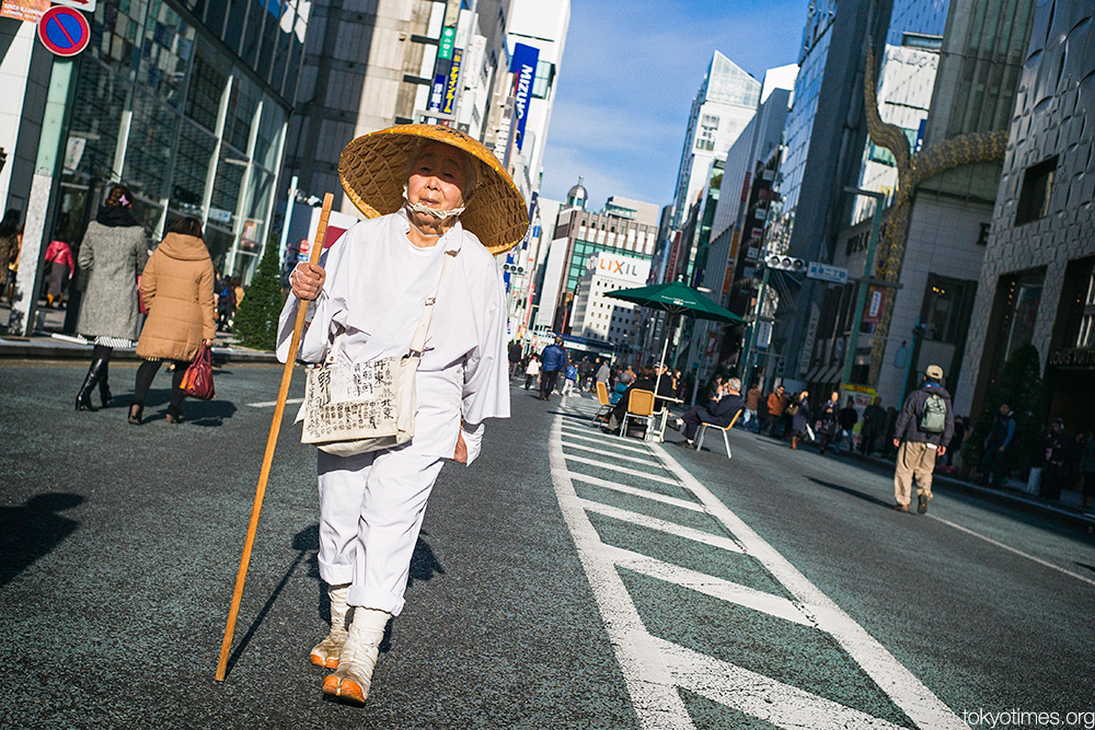 Japanse Buddhist pilgrim in Tokyo