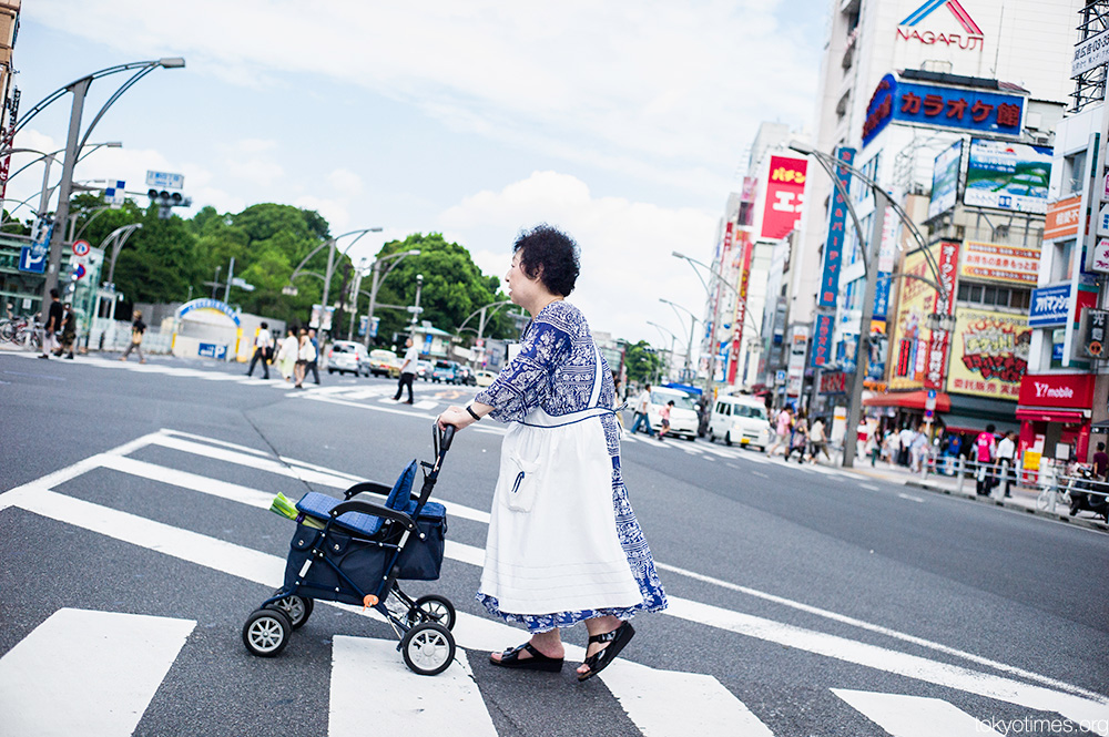 old fashioned shopper in modern Tokyo