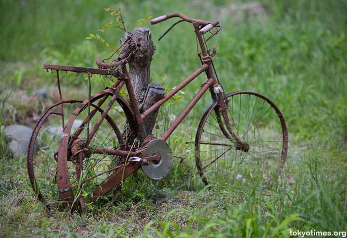abandoned bike in Tokyo