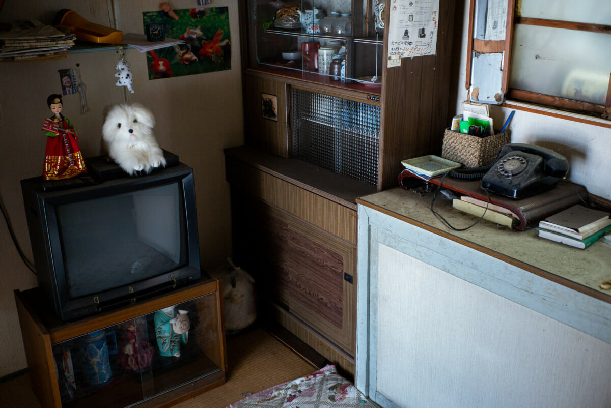 the sadness of a small abandoned Japanese house