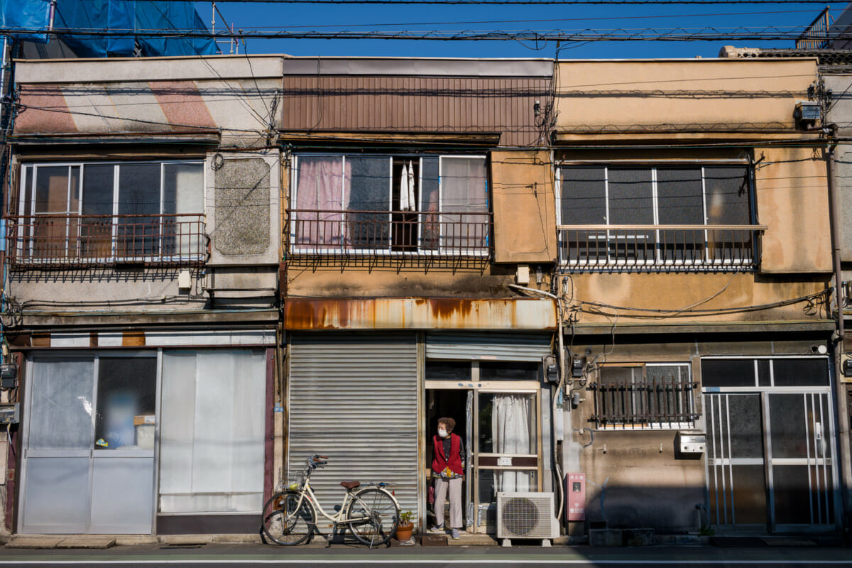 A terrifically askew row of old Tokyo houses