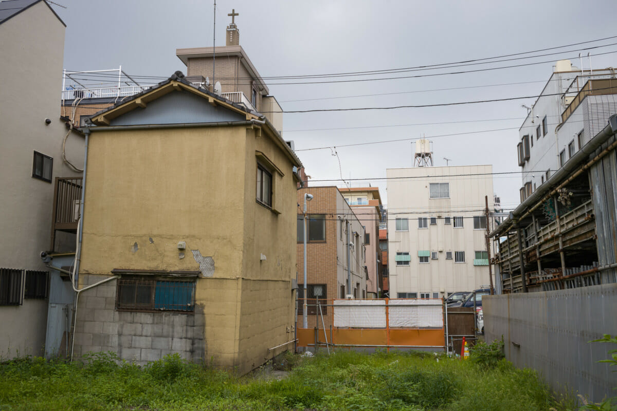 Tokyo empty plots and exposed buildings