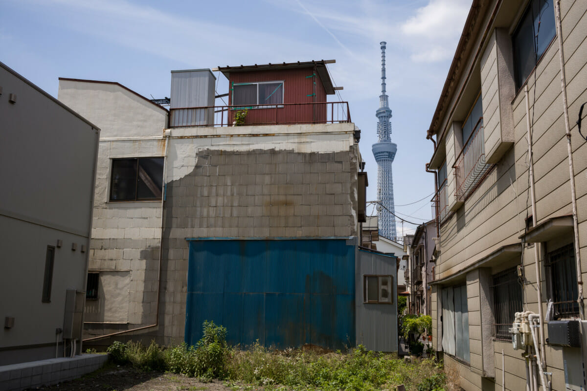 Tokyo empty plots and exposed buildings