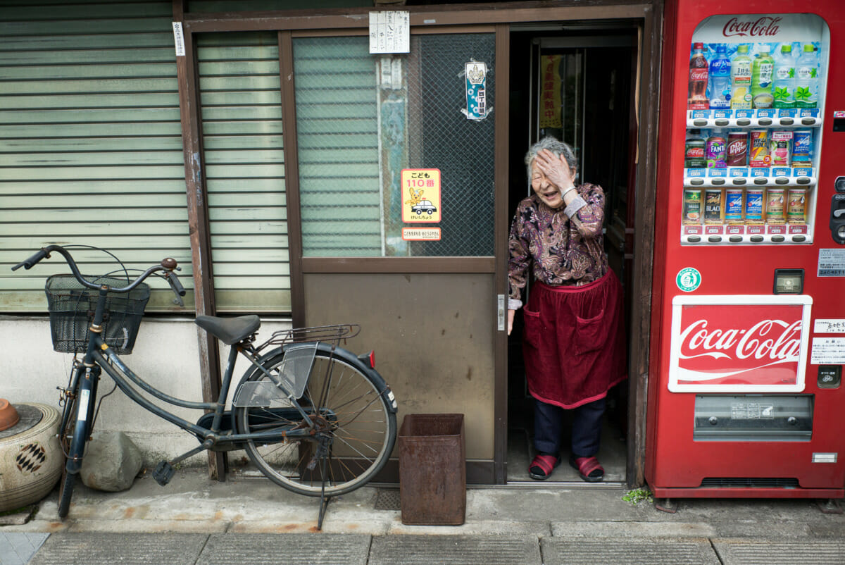 Disappearing old Tokyo smiles