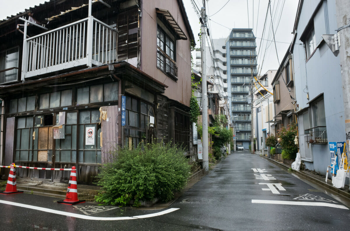 A sad and quietly decaying old Tokyo house