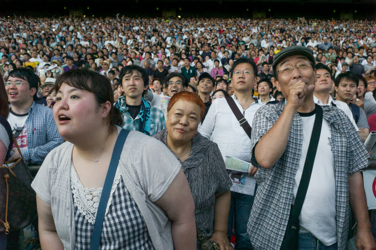 tokyo horse racing fans at the Japan Derby